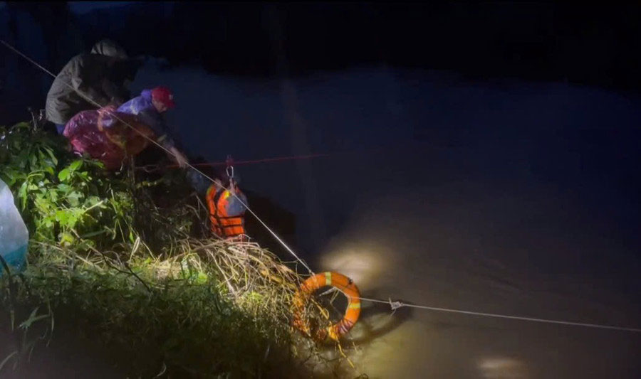 The authorities organized to bring 31 people to shore safely during the rainy and flooded night. Photo: Le Anh