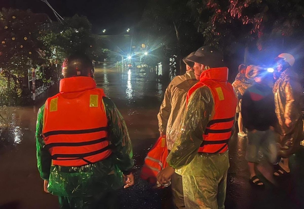 Luc luong cuu ho di doi nguoi dan trong dem. Anh: Pham Duy 