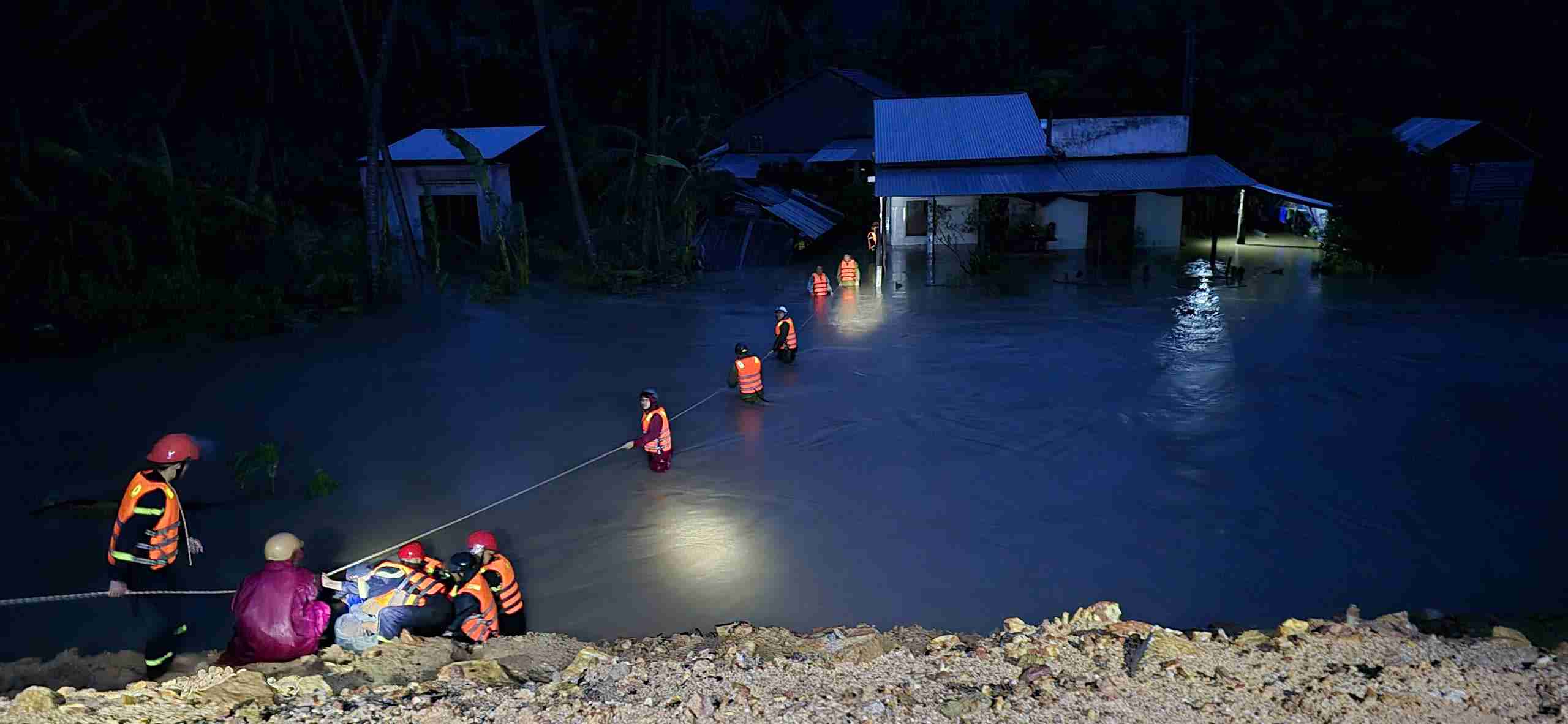 Luc luong chuc nang so tan nguoi dan bang day thung trong dem 19.11. Anh: Cong an cung cap
