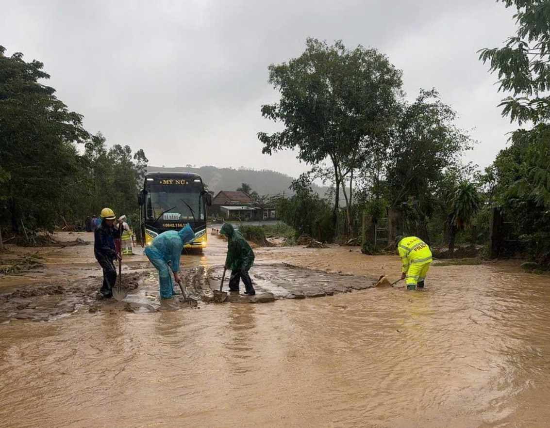 Nhieu vi tri tren cac tuyen quoc lo o tinh dang bi ngap lut, giao thong chia cat. Anh: Cong an cung cap