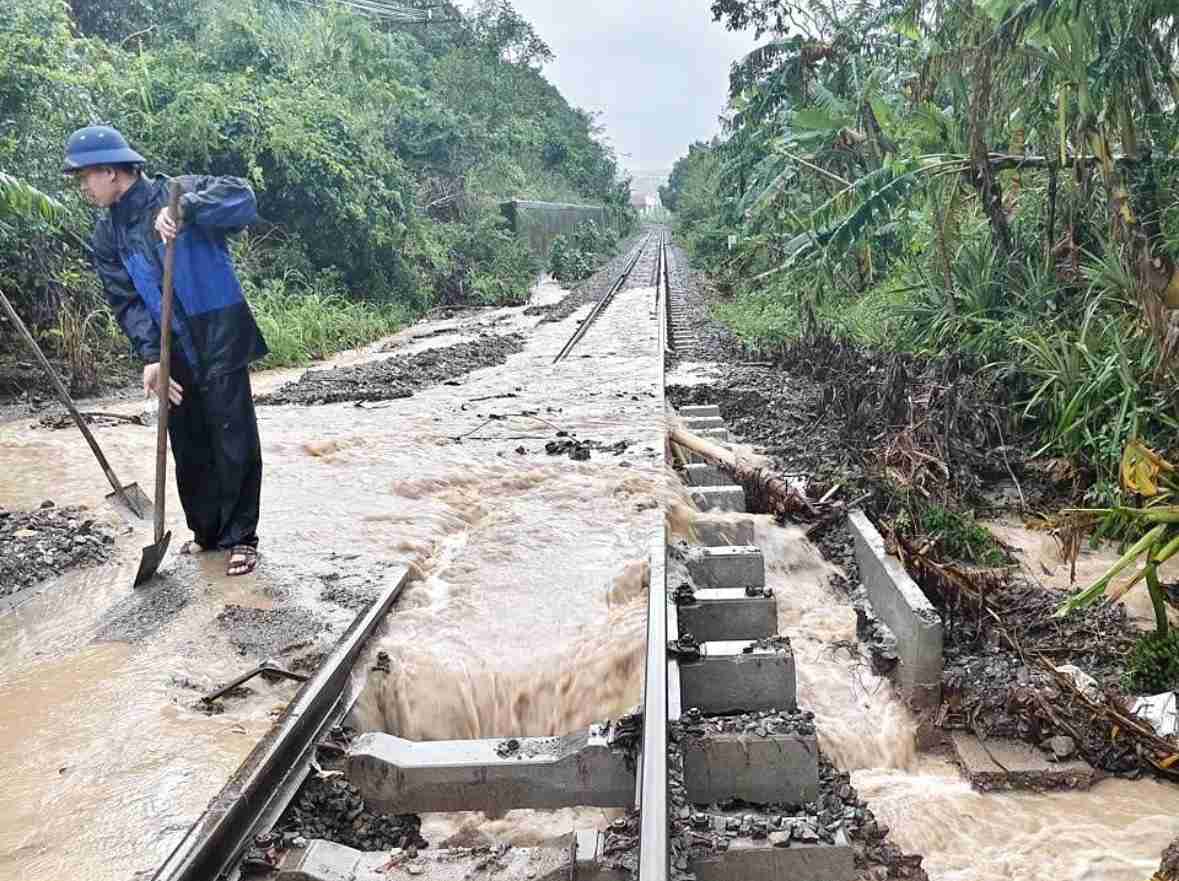 Mot tuyen duong sat doan qua dia ban tinh bi ngap, sat lo. Anh: Cong an cung cap