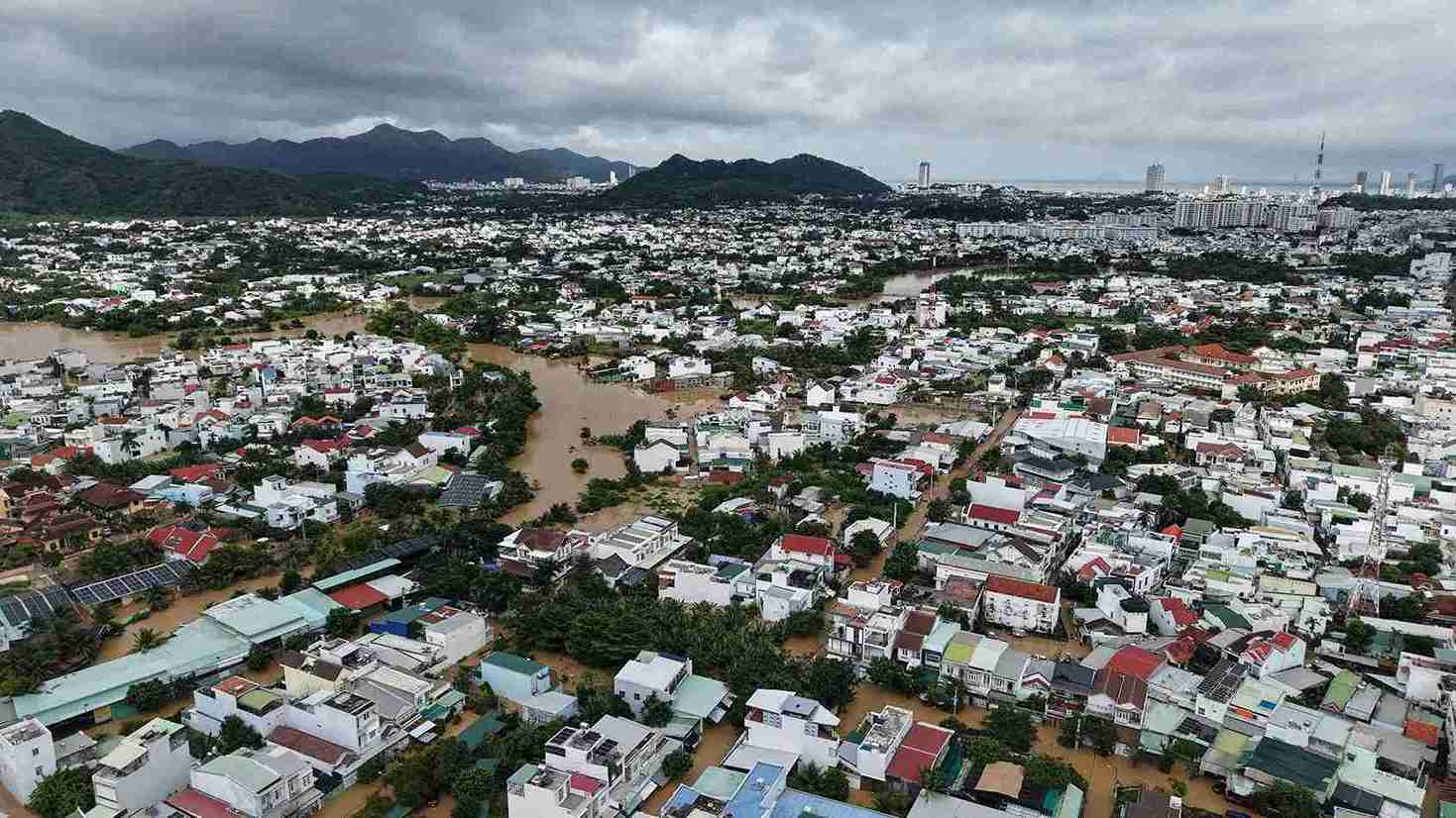 Many areas in Khanh Hoa province were deeply flooded. Photo: Huu Long