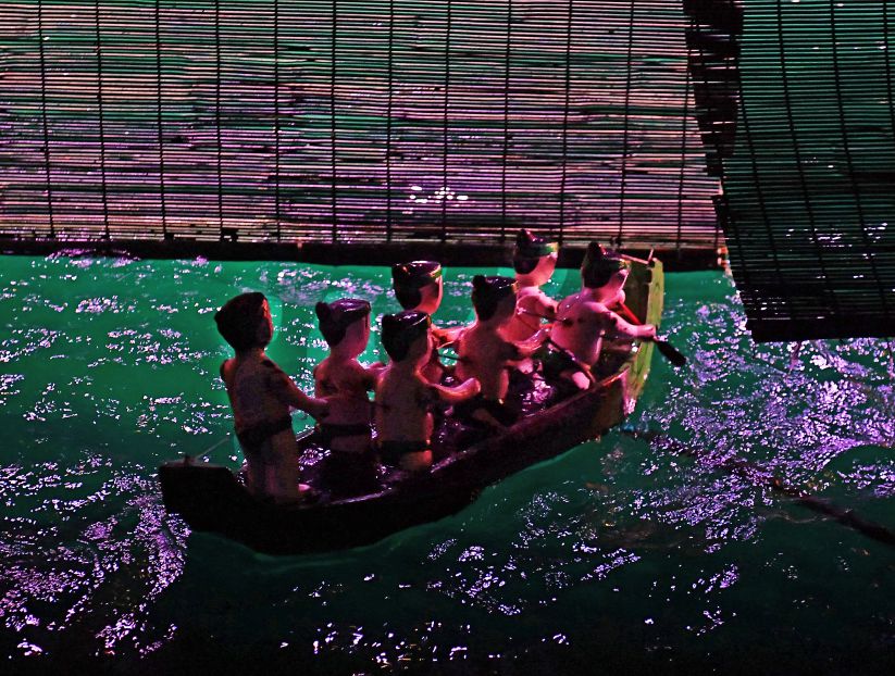 Khi buoi dien ket thuc, cac nghe si ra chao khan gia trong tieng vo tay vang doi. Anh: Viet Van