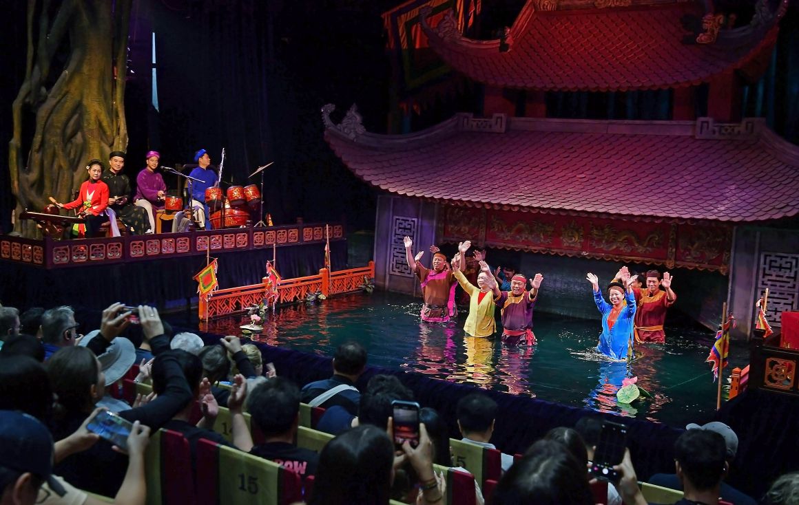 Con thuyen nho cho theo nhip doi lang que tren san khau nuoc.  Anh: Viet Van