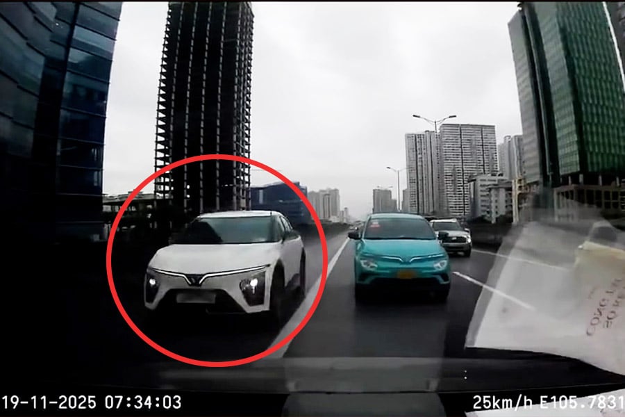 The image of a passenger bus entering the emergency lane of Ring Road 3 was recorded by local residents. Photo: Provided by the police