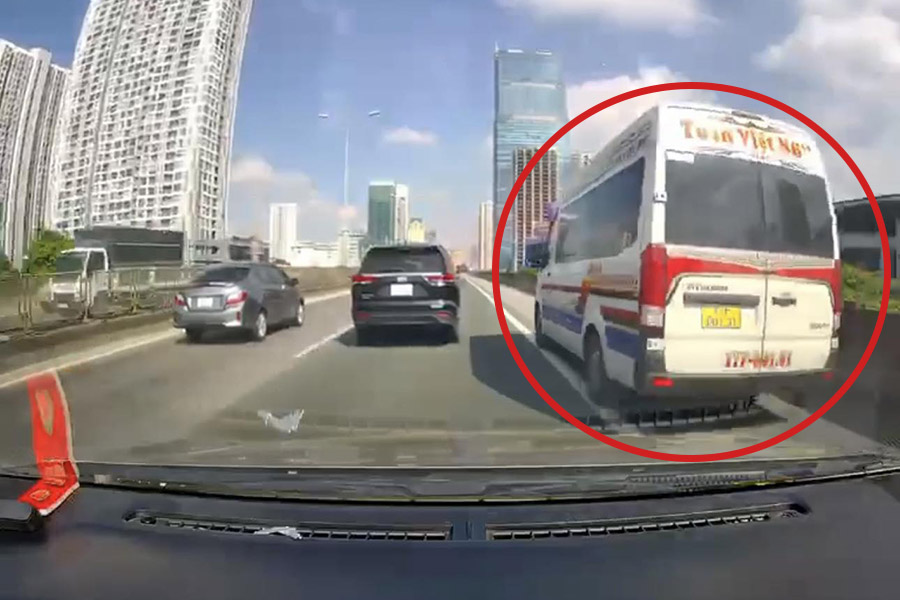 Hinh anh xe khach di vao lan khan cap vanh dai 3 duoc nguoi dan ghi hinh lai. Anh: Cong an cung cap
