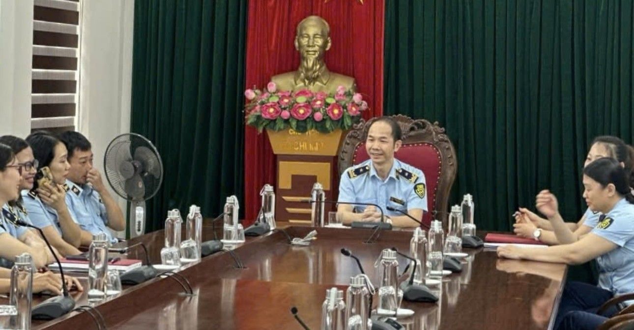 Mr. Dinh Khanh Toan (middle) was appointed as Head of the Thanh Hoa Market Management Department. Photo: Market Management