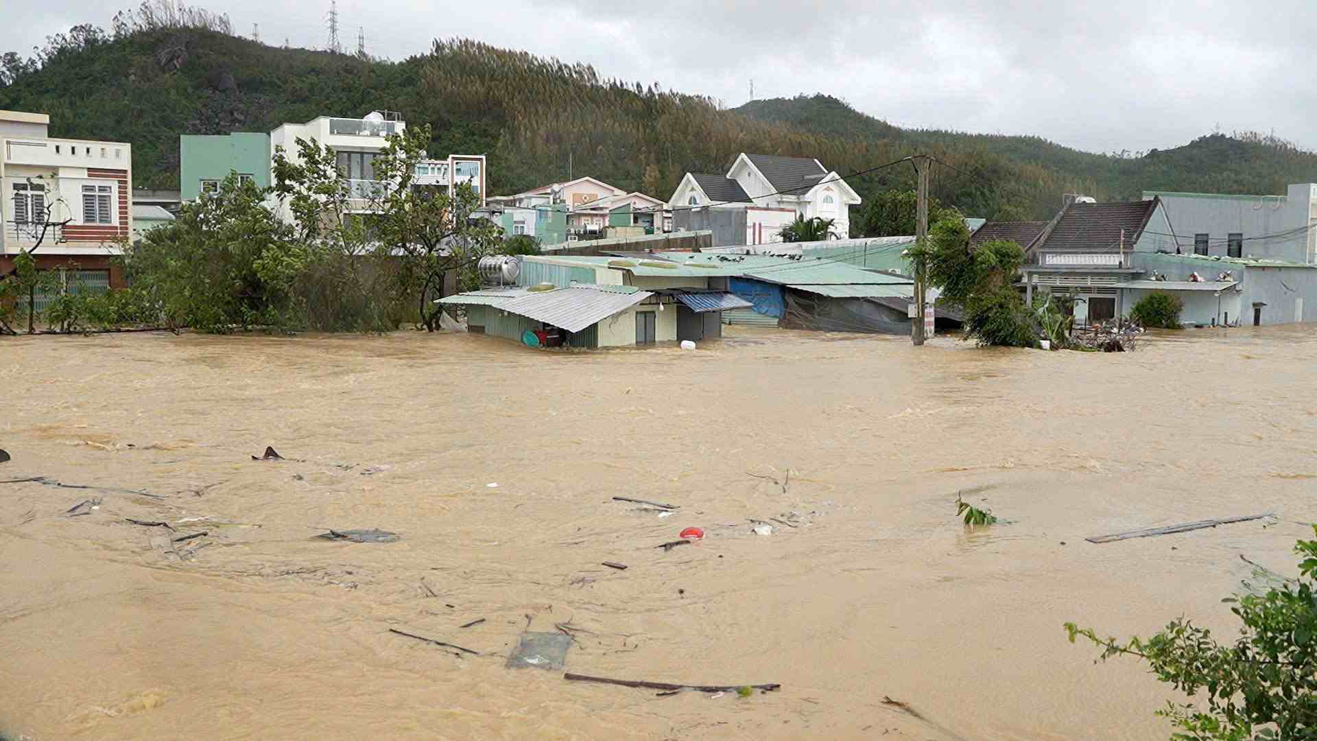 Armed forces spent the night rescuing people on the top of Gia Lai flood. Photo: Duc Dung