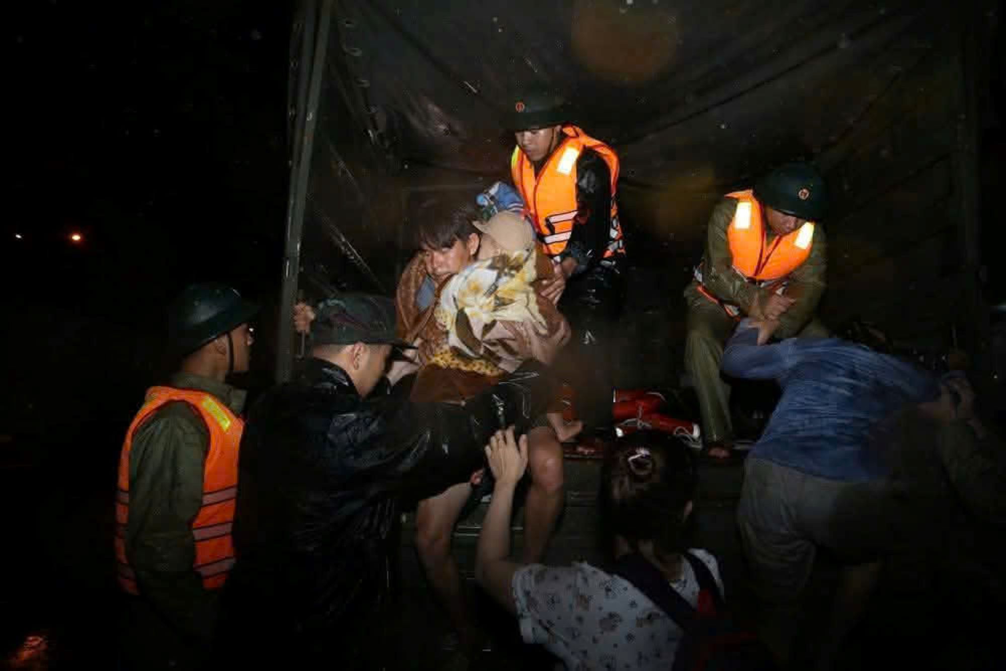 Luc luong quan doi da tham gia cuu dan tren dinh lu dem qua - 19.11 va rang sang nay. Anh: Duc Dung