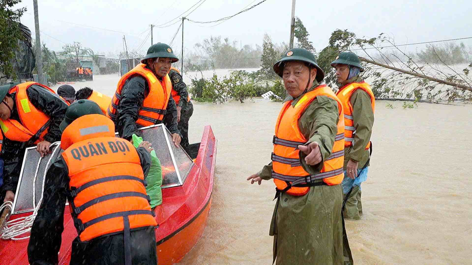 Quan doi co mat khap noi de ung cuu dan tren dinh lu, Quy Nhon, Tuy Phuoc, tinh Gia Lai. Anh: Duc Dung