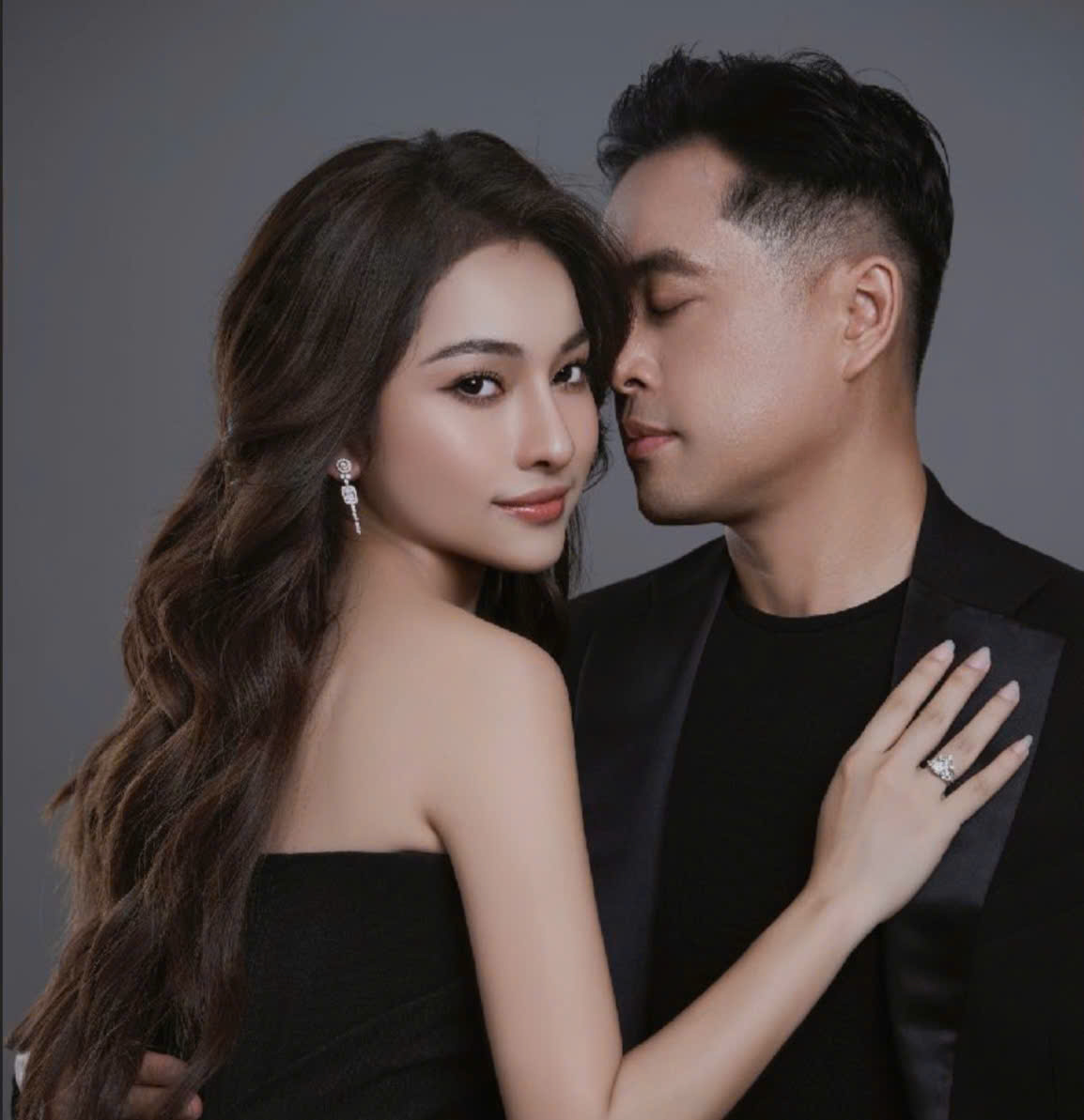 Nha san xuat, nhac si Duong Khac Linh voi ban doi, ban nghe - ca si Sara Luu. Anh: Nhan vat cung cap