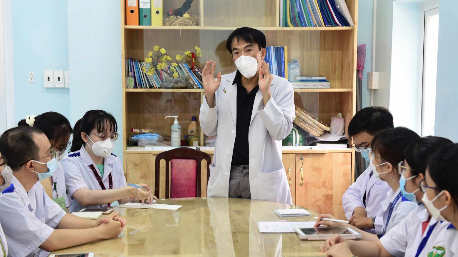 Doctor Tran Thanh Tri is discussing professional skills with medical students at Children's Hospital 2 Ho Chi Minh City. Photo: Provided by the doctor