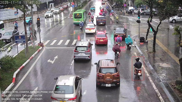 Propiedad de motocicleta multada en Hanoi. Foto: Departamento de Policia de Trafico