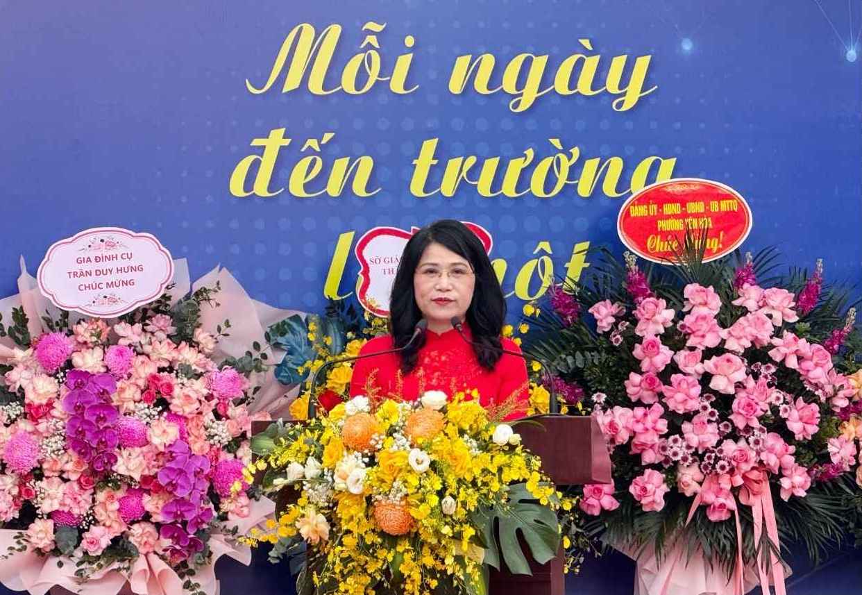 NGUT. TS. Le Kim Anh - Hieu truong truong THCS Tran Duy Hung - phat bieu tai buoi le. Anh: Phuong Anh