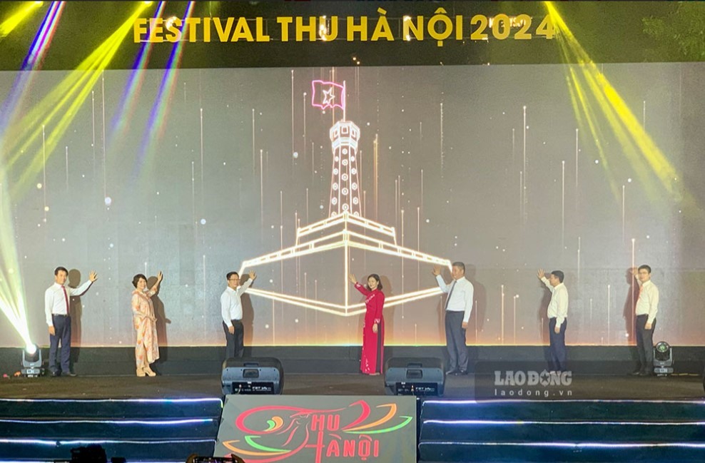 Cac dai bieu nhan nut khai mac chuong trinh Festival Thu Ha Noi 2024.