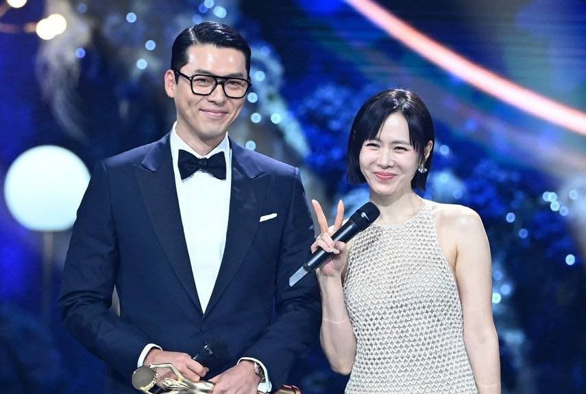 Hyun Bin and Son Ye Jin win the Blue Dragon award. Photo: Sportschosun