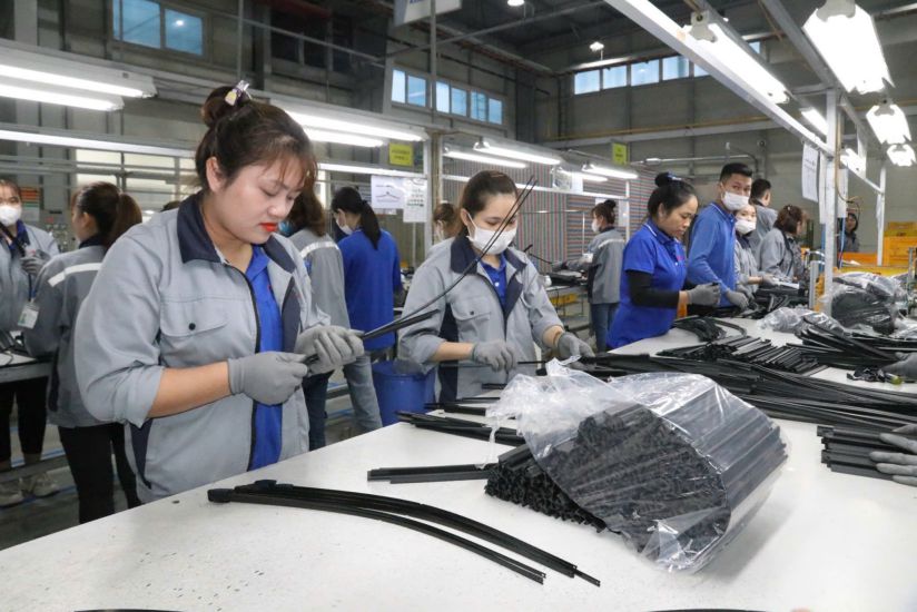 Cap Global Co., Ltd. - ルオンソン工業団地（フートー省ルオンソンコミューン）でも、月収900万～1100万ドンの自動車部品生産労働者をさらに100人採用するのが困難となっている。写真：イェン・サン