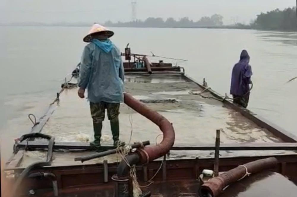 The illegal sand mining ship on the La River was arrested. Photo: Ha Tinh Police.