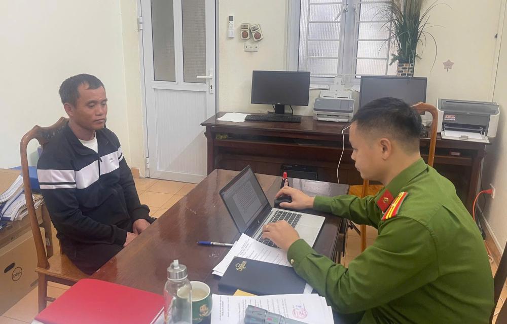 Cong an lam viec voi Vo Van Tuan. Anh: Cong an Ha Tinh.