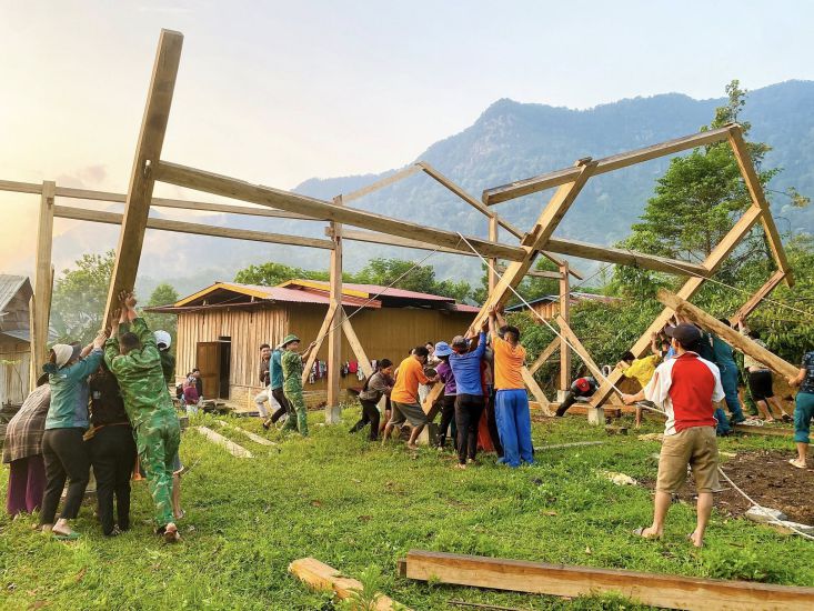 La Guardia Fronteriza de Da Nang ayuda a la gente a construir casas despues de un desastre natural en la zona fronteriza con Laos. Foto: Truong An