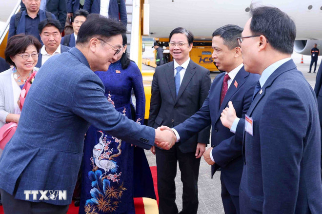 Chu tich Quoc hoi Han Quoc Woo Won Shik va Phu nhan den Ha Noi, bat dau tham chinh thuc Viet Nam. Anh: TTXVN