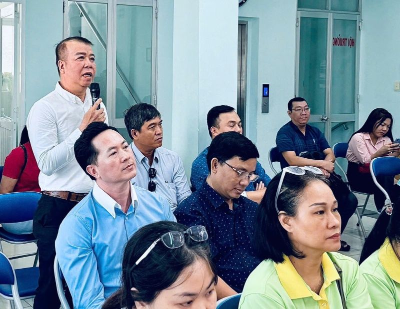 Can bo cong doan trao doi ve cong tac to chuc hoi nghi can bo, vien chuc va nguoi lao dong. Anh: Duc Long