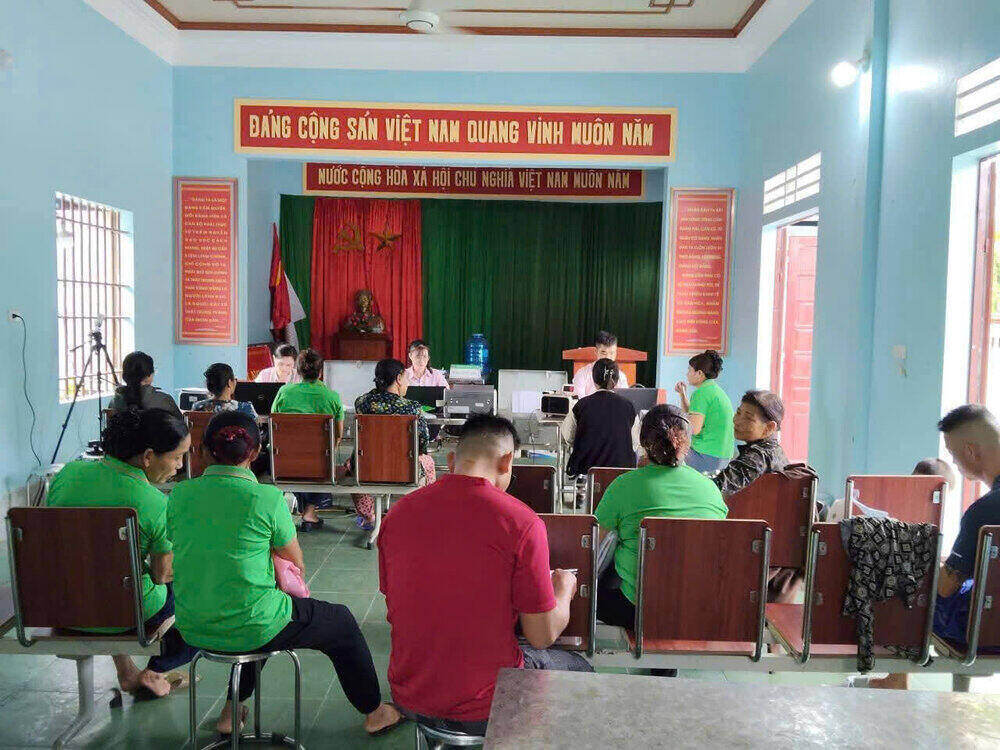 Cac diem giao dich cua chi nhanh NHCSXH tinh Thai Nguyen luon hoat dong deu dan, thong suot sau sap nhap. Ảnh: NHCSXH