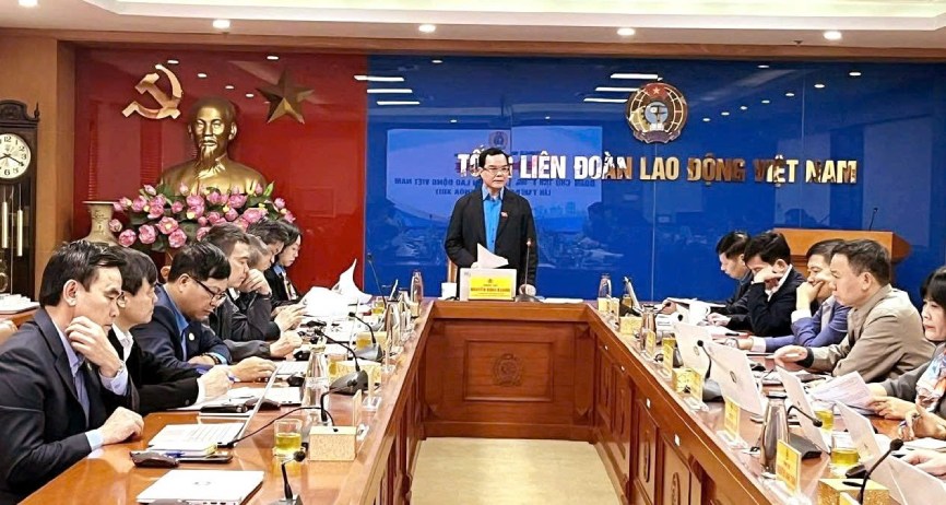 Ông Nguyễn Đình Khang, Ủy viên Trung ương Đảng, Phó Chủ tịch Ủy ban Trung ương Mặt trận Tổ quốc Việt Nam, Chủ tịch Tổng LĐLĐVN phát biểu khai mạc Hội nghị Đoàn Chủ tịch Tổng LĐLĐVN lần thứ XIV (khóa XIII) bàn về công tác tổ chức Đại hội XIV Công đoàn Việt Nam. Ảnh: Hà Anh