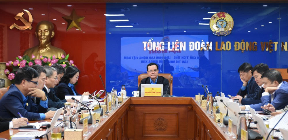 Mr. Nguyen Dinh Khang, member of the Party Central Committee, Vice Chairman of the Central Committee of the Vietnam Fatherland Front, President of the Vietnam General Confederation of Labor chaired the conference. Photo: Ha Anh