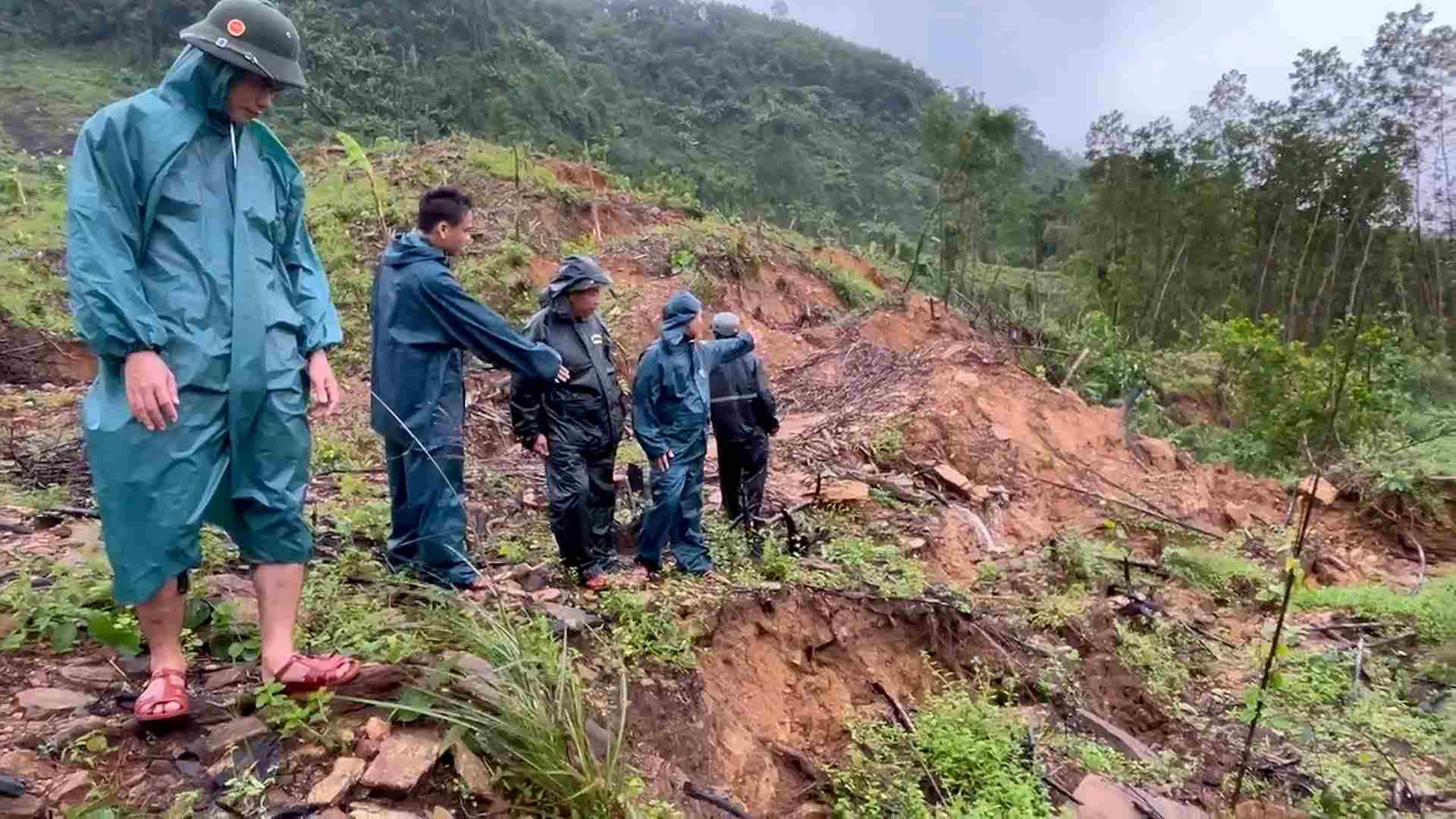 Da Nang warns of dozens of landslide risk points. Photo: Tran Linh
