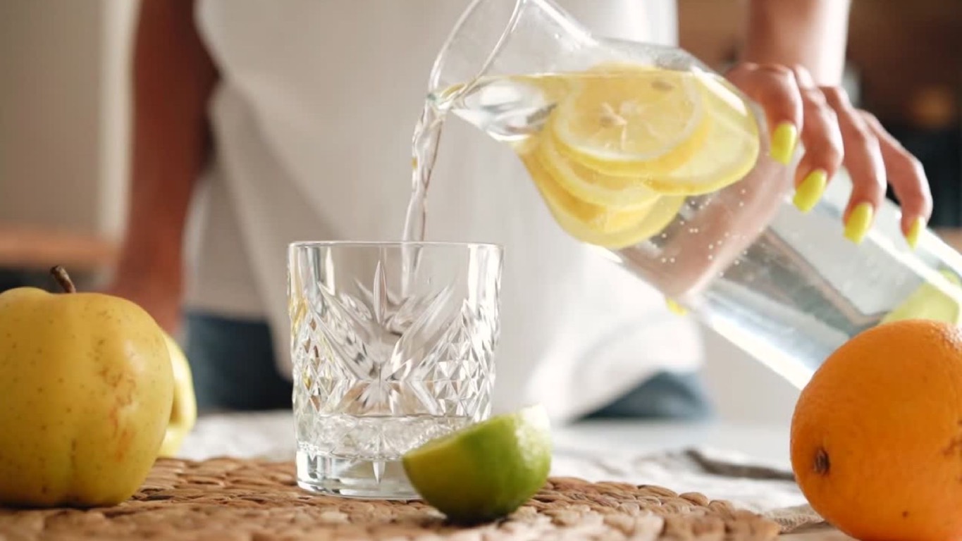 レモン汁を混ぜた温かい水を朝に飲むと、肝臓と腎臓の解毒をサポートするのに役立ちます。写真:CV