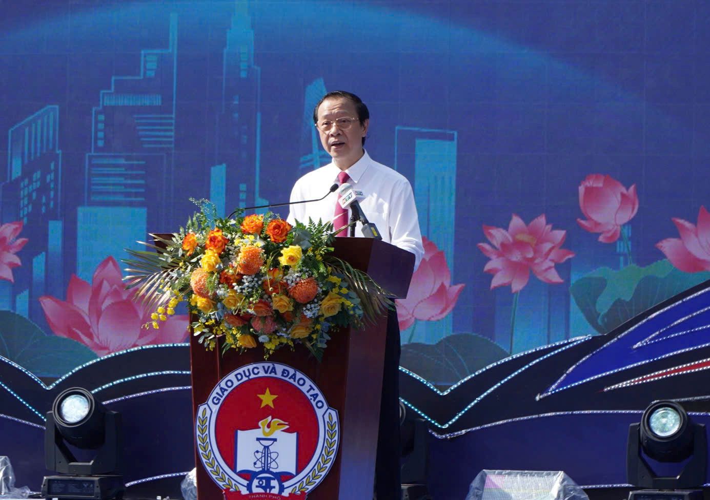 Thu truong Thuong truc Bo Giao duc va Dao tao Pham Ngoc Thuong danh gia, nganh giao duc va dao tao cua TPHCM da dat duoc nhieu thanh tuu noi bat trong 50 nam qua. Anh: Chan Phuc