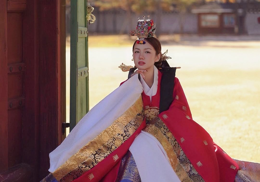 Singer Phuong Ly - famous for the hit "Your Sun" - is one of the prominent faces of the show "Em xinh say hi". Photo: Facebook character