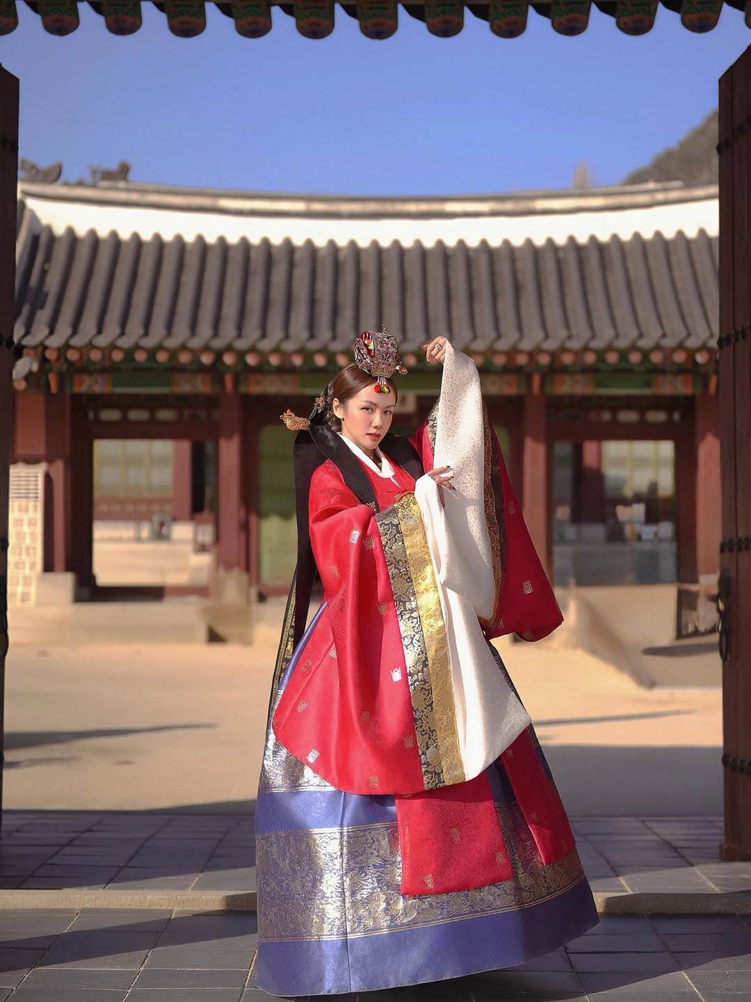 Phuong Ly xinh dep voi trang phuc Hanbok. Anh: Facebook nhan vat.