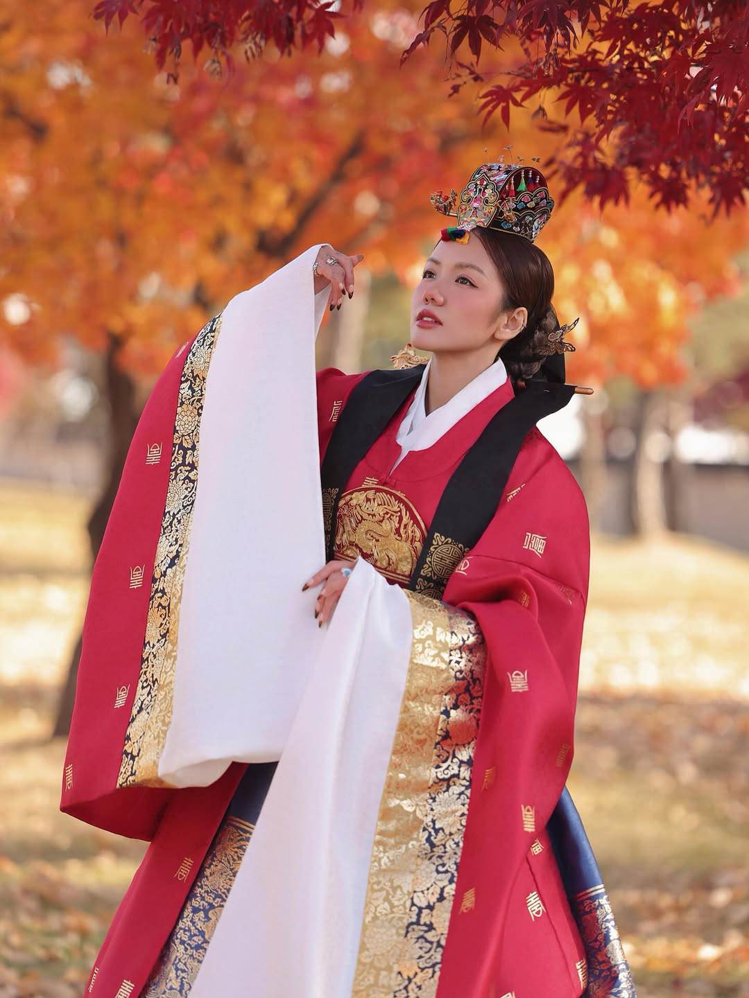 Phuong Ly xuat hien xinh dep giua khung canh mua thu tuyet dep o Seoul. Anh: Facebook nhan vat.