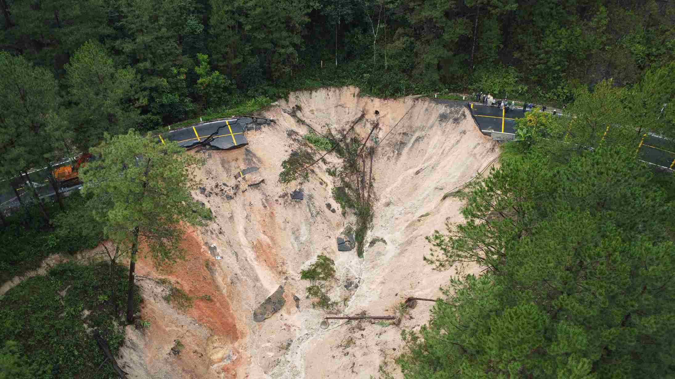 Sang ngay 20/11, deo Mimosa, tuyen duong huyet mach noi Da Lat voi TP Ho Chi Minh da bi phong toa hoan toan sau su co sat lo dat nghiem trong do mua lon keo dai. Anh: Phuc Khanh
