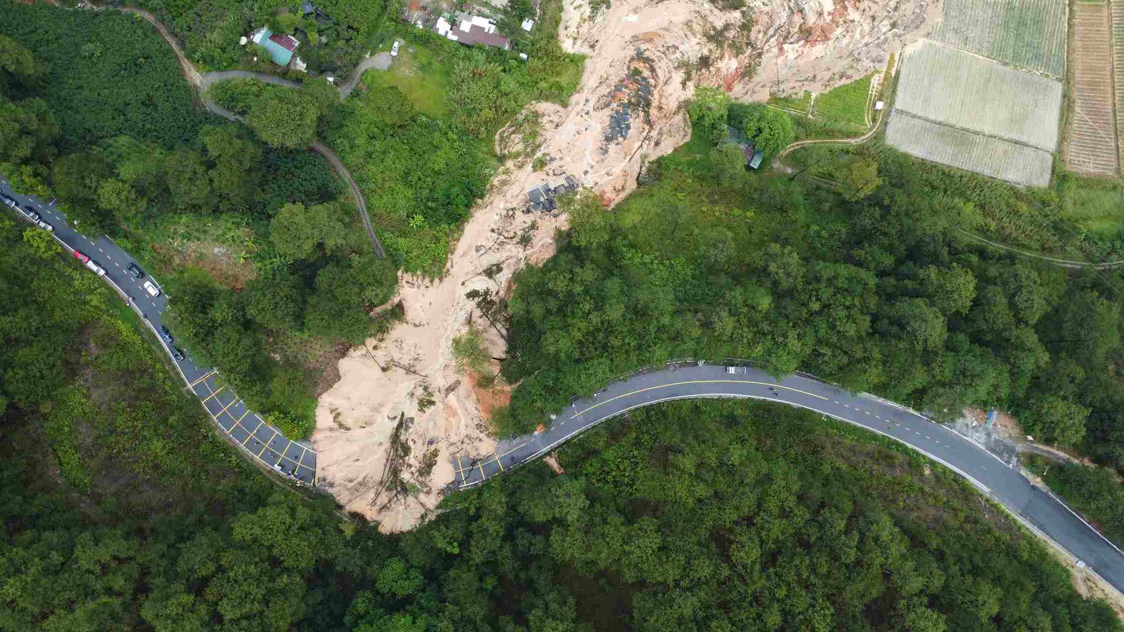 Mimosa Pass broke in half, the gateway to Da Lat was completely paralyzed. Photo: Phuc Khanh