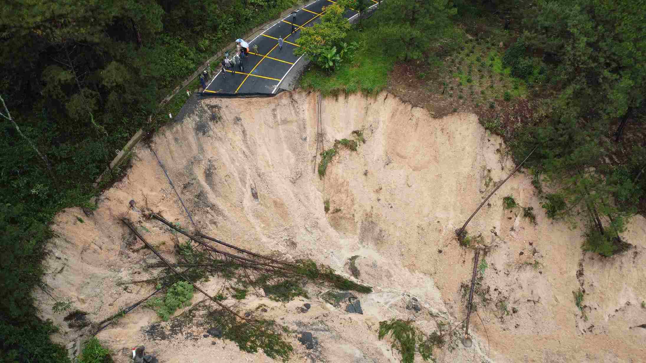 Theo do, vao vao rang sang 20.11, vu sat lo da khien mot doan duong dai khoang 100m tren deo Mimosa bi dut gay, sut lun sau gan 30m xuong taluy am, gay te liet giao thong. Anh: Phuc Khanh