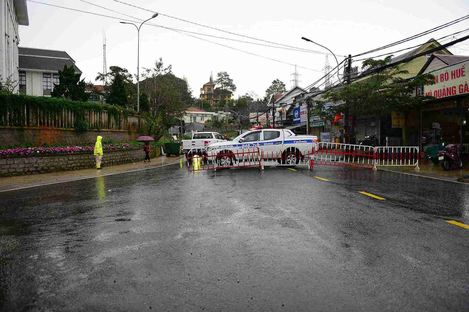 Luc luong chuc nang chot chan khong cho cac phuong tien luu thong vao khu vuc nguy hiem. Anh: Phuc Khanh