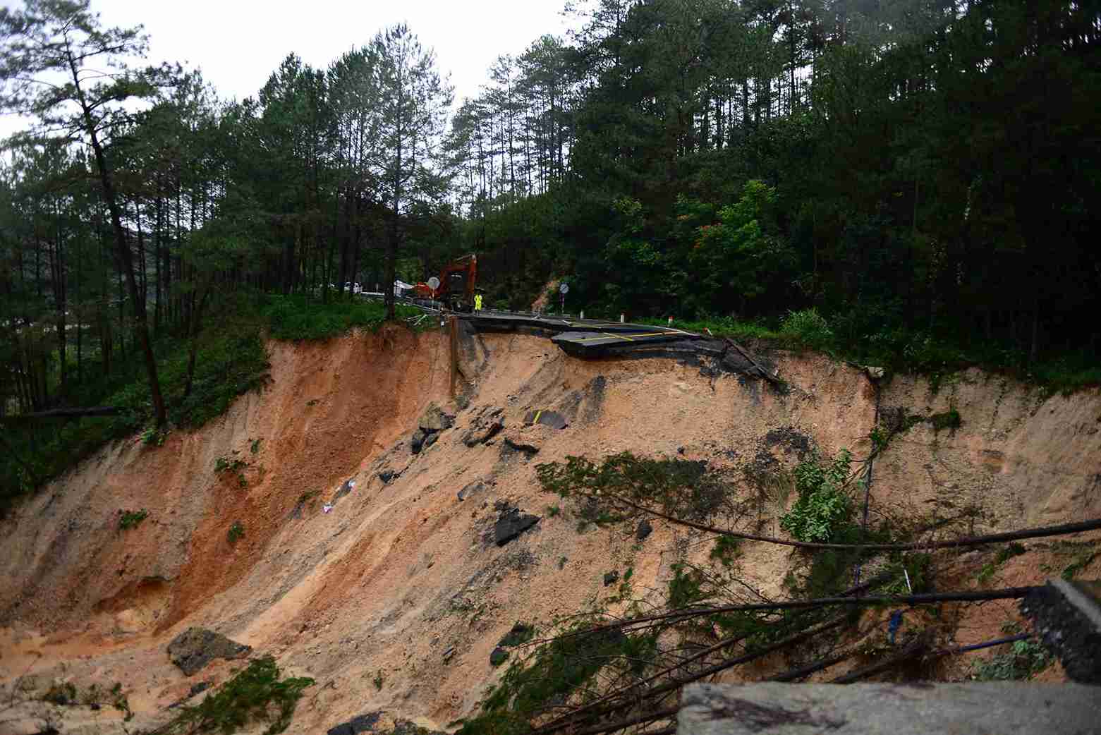 Vi tri sat lo duoc xac dinh tai Km226+500, thuoc phuong Xuan Huong (Da Lat). Tai day, toan bo ket cau mat duong da bi pha huy hoan toan, tao thanh mot ho sau khong lo. Anh: Phuc Khanh