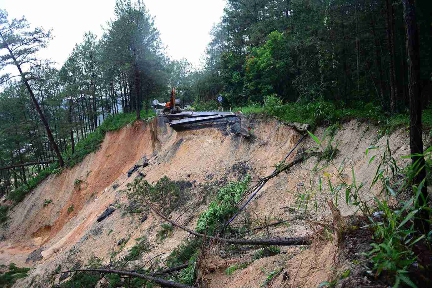 Do sat lo xay ra qua nghiem trong, hien tai cac luc luong van chua the trien khai cac bien phap khac phuc sat lo tren deo Mimosa. Anh: Phuc Khanh