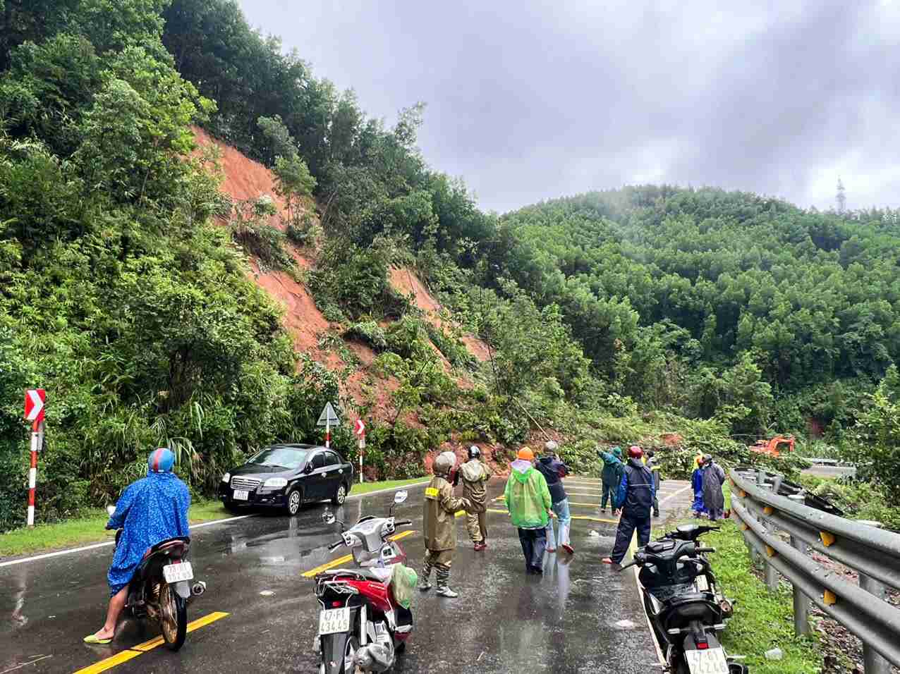 Nhieu khu vuc tai dia ban sat lo dat da, gay chia cat giao thong. Anh: Cong an cung cap