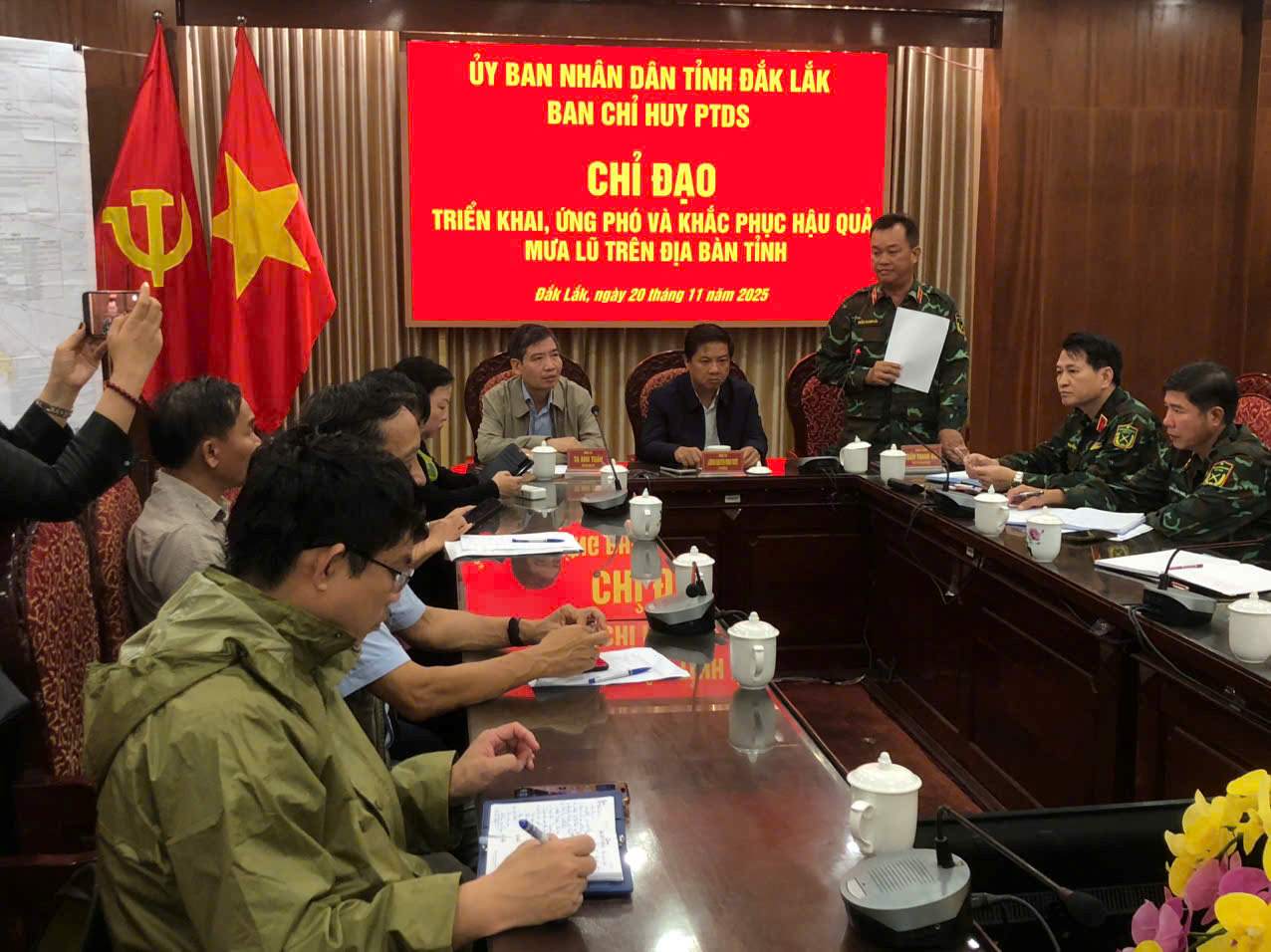 Quan khu 5 hop voi Ban Chi huy phong thu dan su tinh Dak Lak sang 20.11 de trien khai cac bien phap ung cuu dan vung lu. Anh: Le Tay