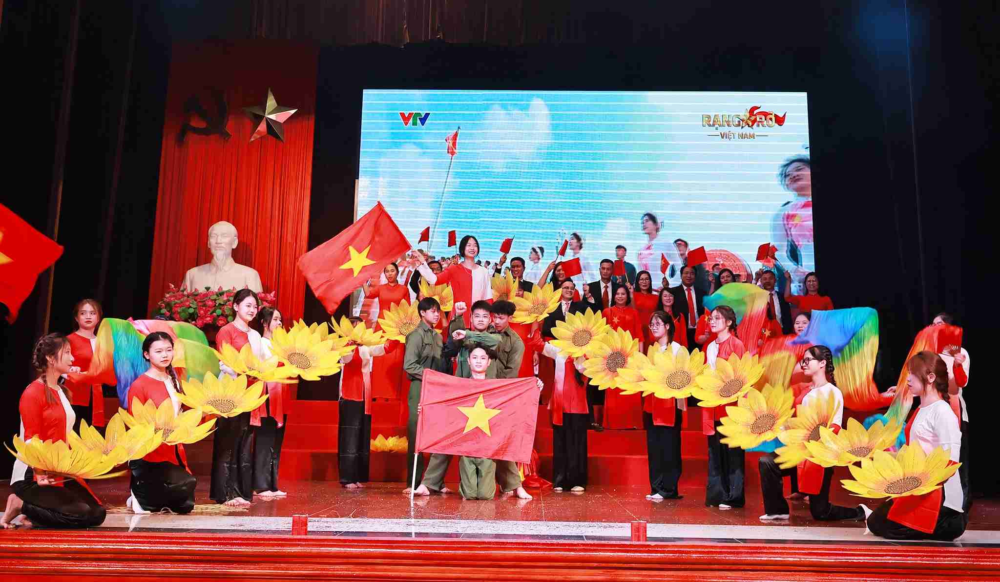 Tiet muc mua duoc dau tu dan dung cong phu, thu hut khan gia. Anh: Truong Dai hoc Sao Do