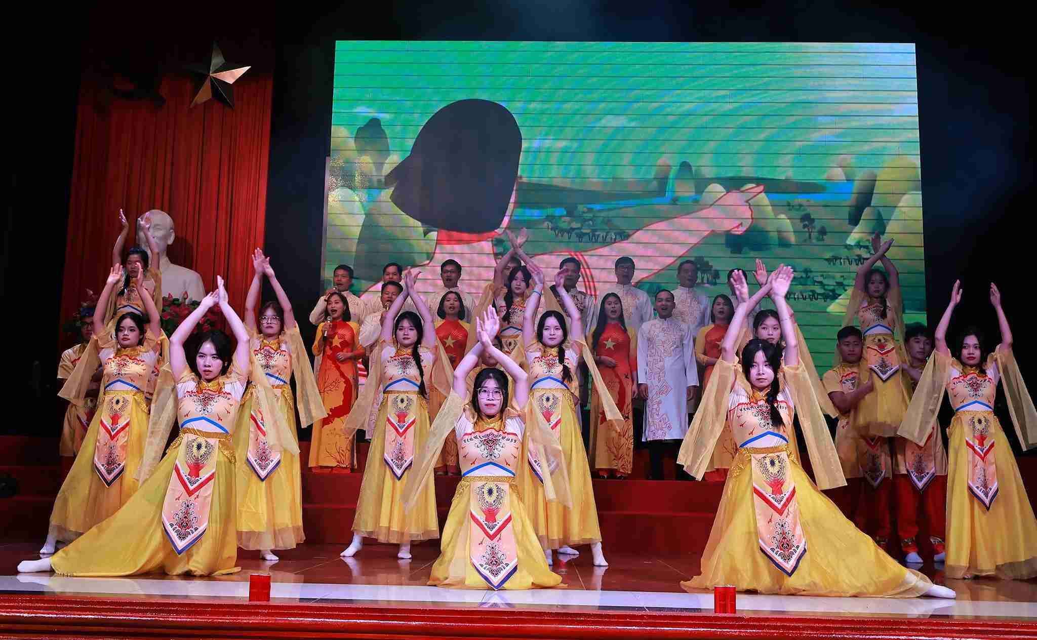 Sao Do大学労働組合は、「Tieng hat nguoi gieo chu」公演でハイライトを作りました。写真:Sao Do大学