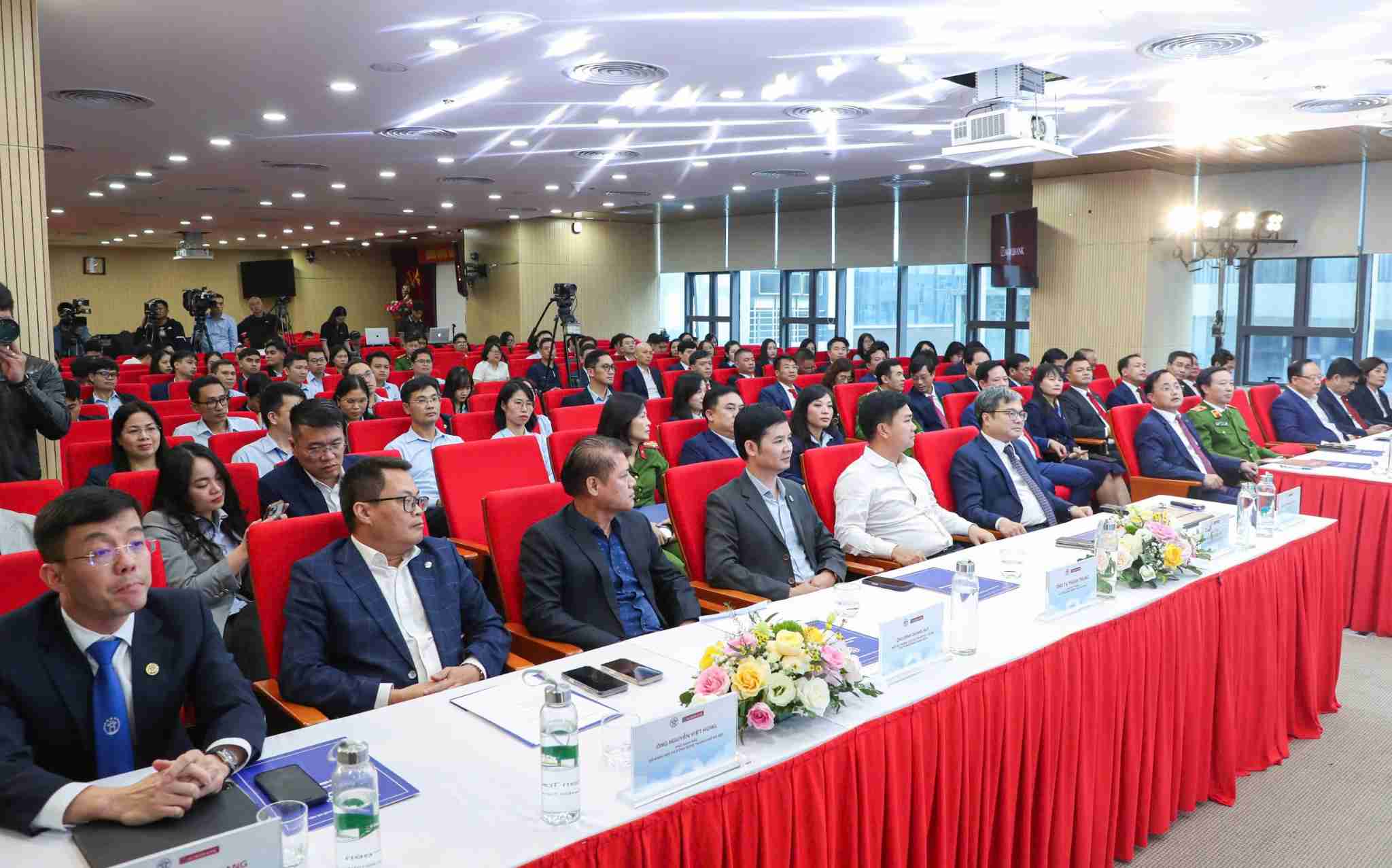 Dai bieu du Le ra mat mo hinh thi diem Kiosk thong minh va He thong xac thuc, cap ban sao so tai lieu dien tu tai Trung tam Phuc vu hanh chinh cong thanh pho Ha Noi.