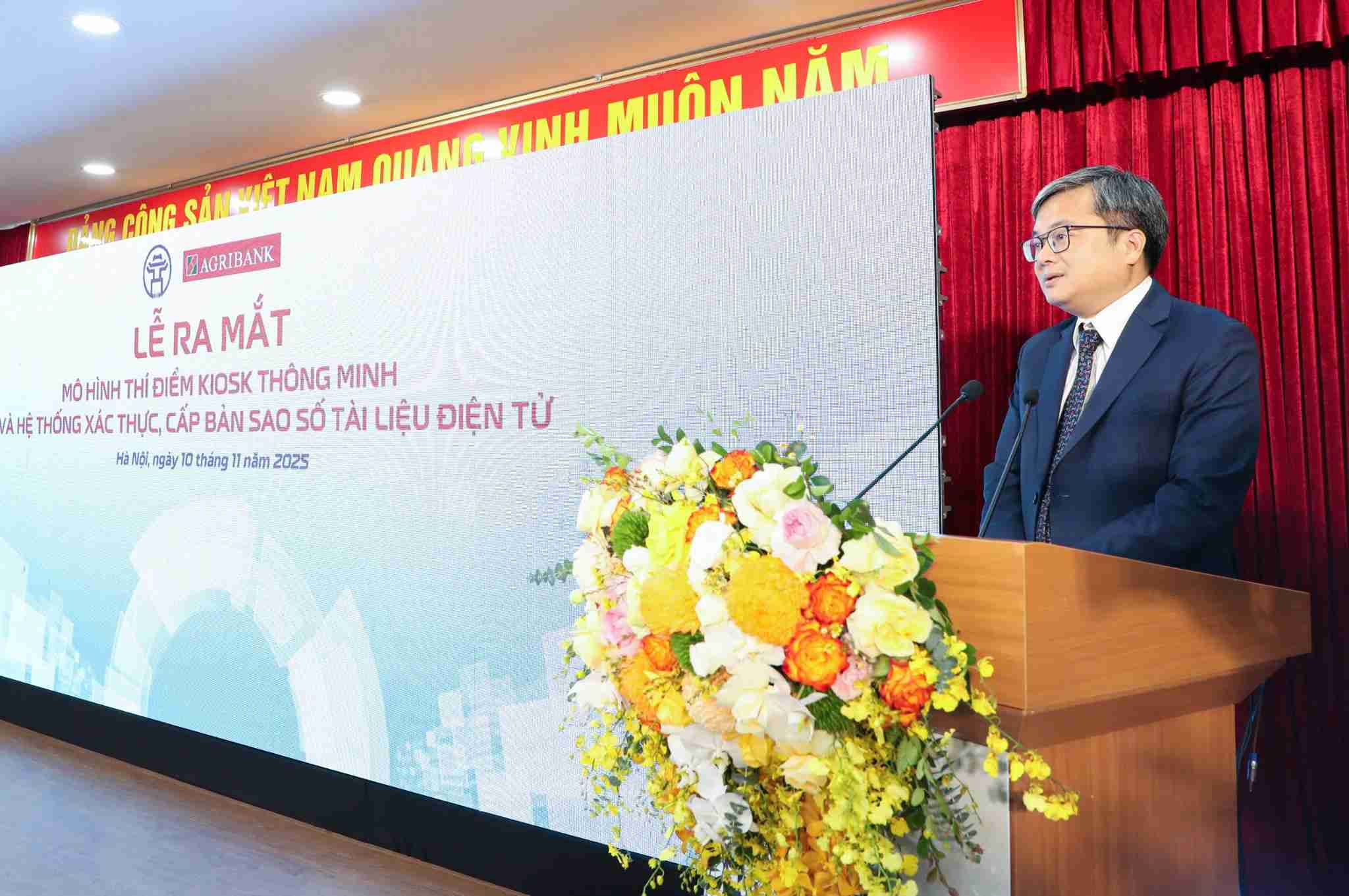 Ong Truong Viet Dung - Pho Chu tich UBND TP Ha Noi phat bieu tai buoi le.