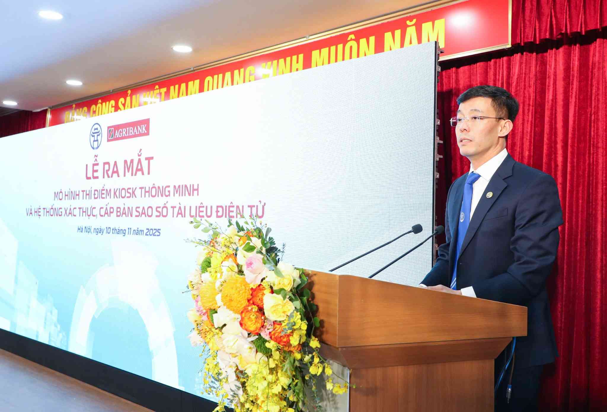 Ong Cu Ngoc Trang - Giam doc Trung tam Phuc vu Hanh chinh cong thanh pho Ha Noi phat bieu tai su kien ra mat mo hinh Kiosk thong minh va He thong xac thuc, cap ban sao so tai lieu dien tu.