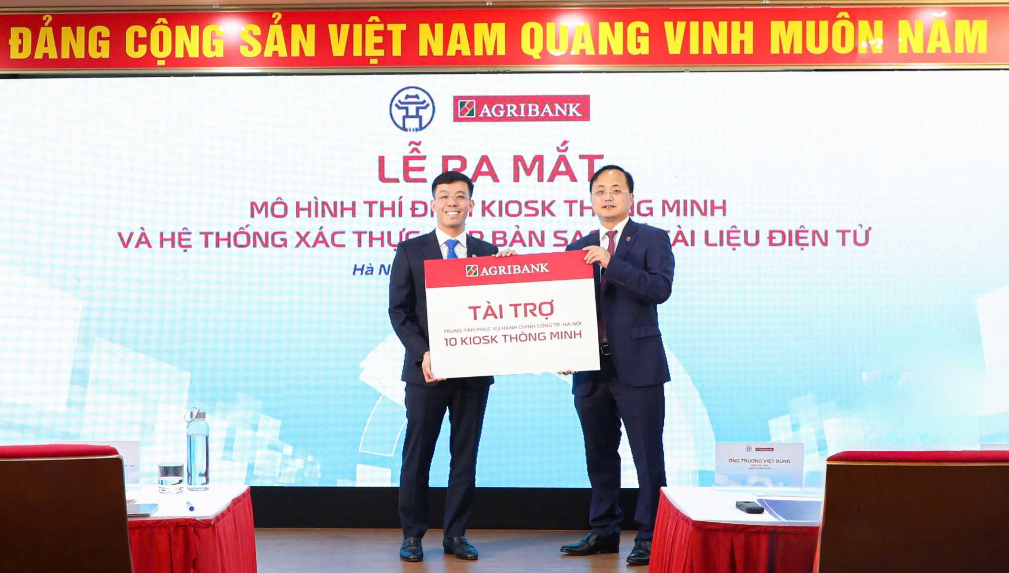 Trao tang tai tro giua Agribank va Trung tam Phuc vu Hanh chinh cong thanh pho Ha Noi.