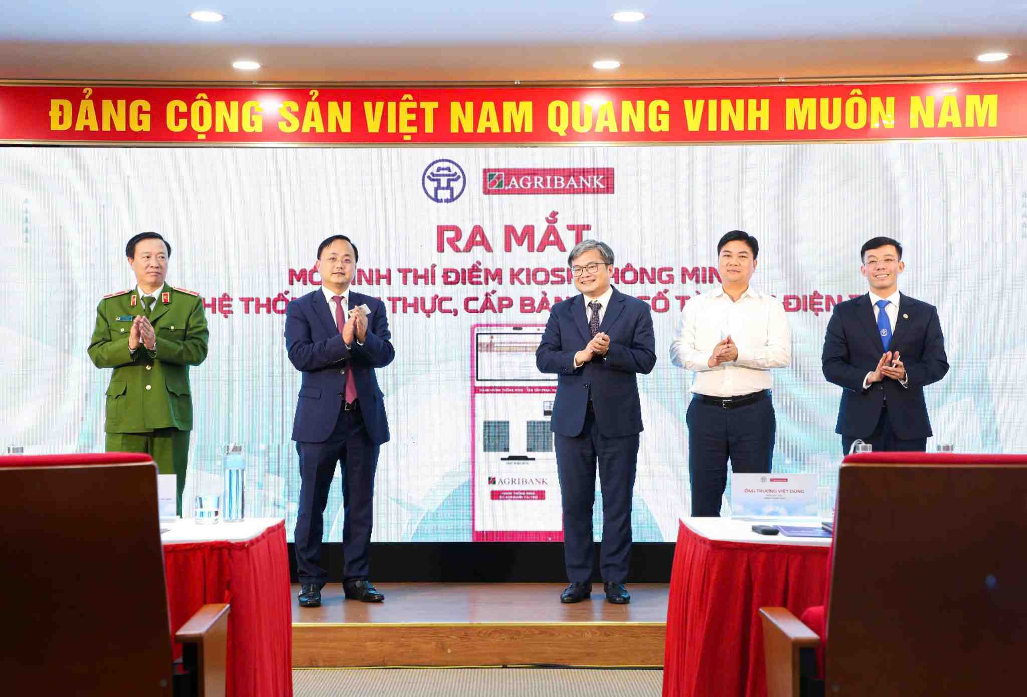 Cac dai bieu thuc hien nghi thuc ra mat Mo hinh thi diem Kiosk thong minh va He thong xac thuc, cap ban sao so tai lieu dien tu.